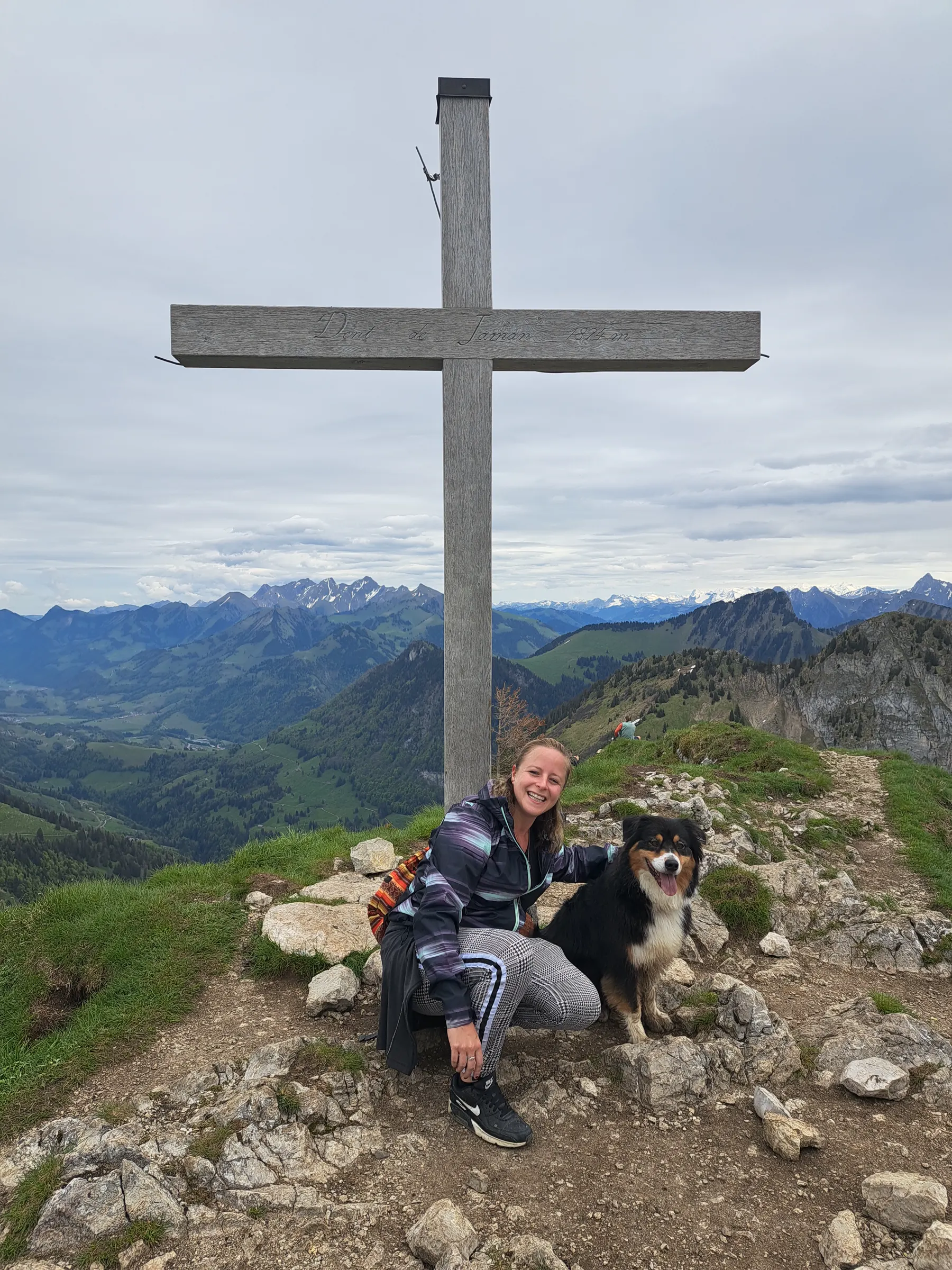Céline Bettex avec un chien en montagne